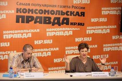 ИД `Комсомольская правда`. Корреспондент `КП` Никита Миронов и руководитель Департамента семейной и молодежной политики Москвы Юлия Гримальская