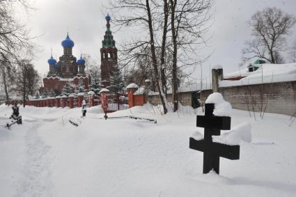 Поселок Черкизово. Храм Покрова пресвятые Богородицы, чудотворца Николая и преподобного Сергия. Кладбище.