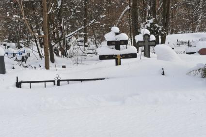 Поселок Черкизово. Храм Покрова пресвятые Богородицы, чудотворца Николая и преподобного Сергия. Кладбище.