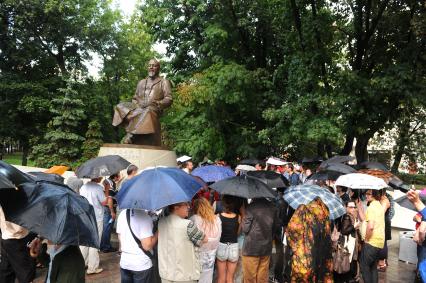 Чистопрудный бульвар. Празднование 167-летия со дня рождения казахского поэта Абая Кунанбаева. На снимке: люди с зонтами.