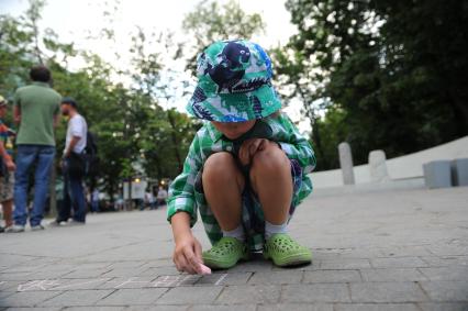 Чистопрудный бульвар. На снимке: девочка пишет мелом на асфальте.