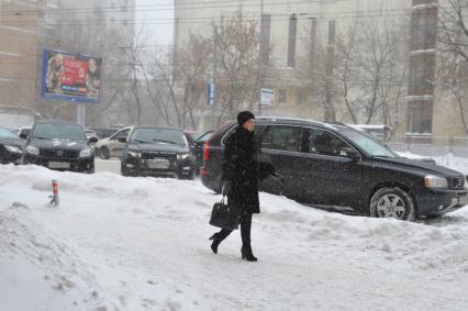 Новослободская улица. Метель. На снимке: девушка идет по улице.