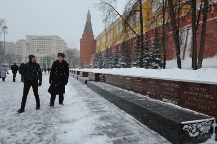 Александровский сад. На снимке: памятные плиты городов-героев у Кремлевской стены.