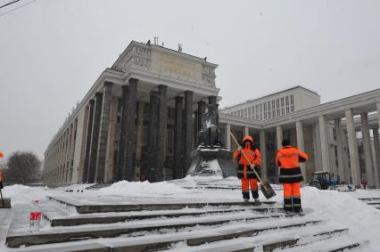 Улица Воздвиженка. На снимке: снегоуборочная техника расчищает снег у здания Российской государственной бибилиотеки (`Ленинка`).