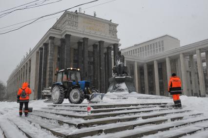 Улица Воздвиженка. На снимке: снегоуборочная техника расчищает снег у здания Российской государственной бибилиотеки (`Ленинка`).