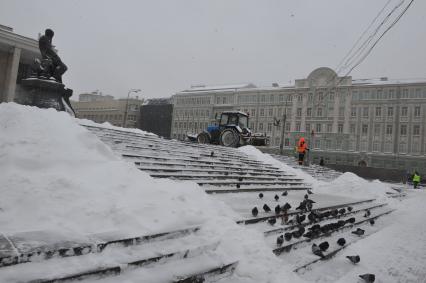 Моховая улица. На снимке: снегоуборочная техника расчищает снег у здания Российской государственной бибилиотеки (`Ленинка`).