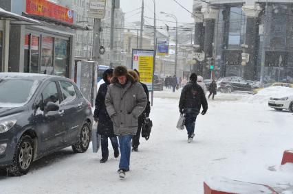 Новослободская улица. Метель. На снимке: люди идут по улице.