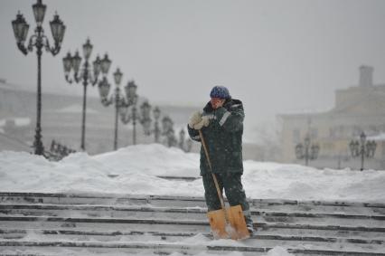 Манежная площадь. На снимке: дворник убирает снег.