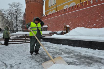 Александровский сад. Могила неизвестного солдата. На снимке: дворник убирает снег.