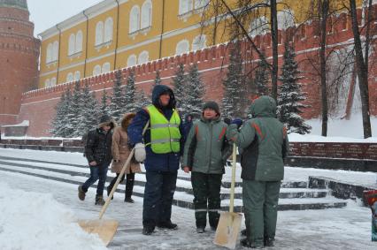 Александровский сад. На снимке: дворники с лопатами.