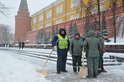 Александровский сад. На снимке: дворники с лопатами.