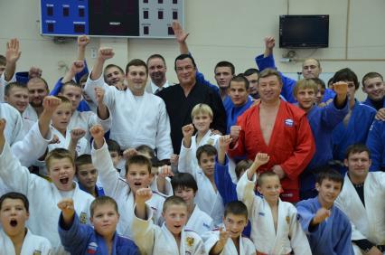 Учебно-спортивный комплекс `Самбо-70`. Мастер-класс актера Стивена Сигала. На снимке: актер Стивен Сигал и генеральный директор центра образования `Самбо-70` Ренат Лайшев (в центре слева направо).