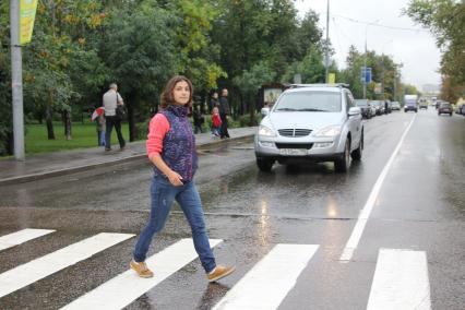 Девушка на пешеходном переходе.