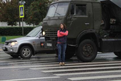 Девушка на пешеходном переходе.