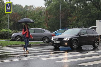 Девушка на пешеходном переходе.