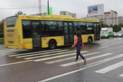 Девушка на пешеходном переходе.