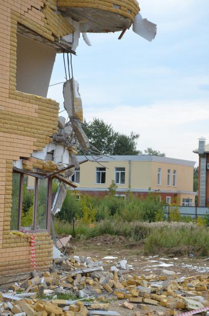 Снос незаконно построенного многоквартирного дома в  поселке Вешки. Суд обязал собственника незаконно возведенного дома Виктора Холода снести его за счет собственных средств, однако требование суда он не выполнил. Судебные приставы управления ФССП по Московской области, выполняя решение суда, начали демонтаж здания.