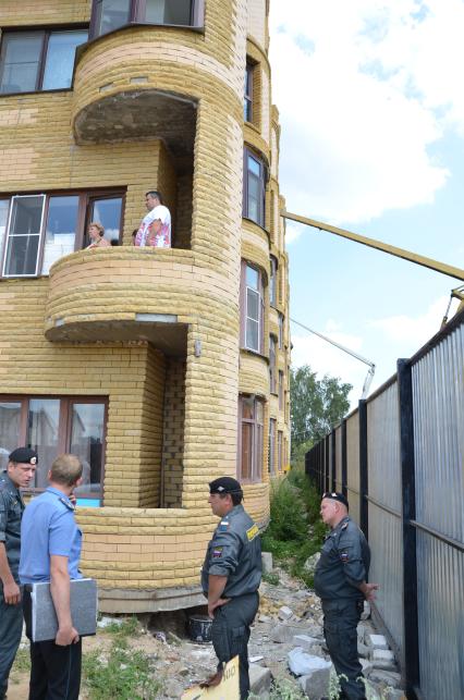 Снос незаконно построенного многоквартирного дома в  поселке Вешки. Суд обязал собственника незаконно возведенного дома Виктора Холода снести его за счет собственных средств, однако требование суда он не выполнил. Судебные приставы управления ФССП по Московской области, выполняя решение суда, начали демонтаж здания.