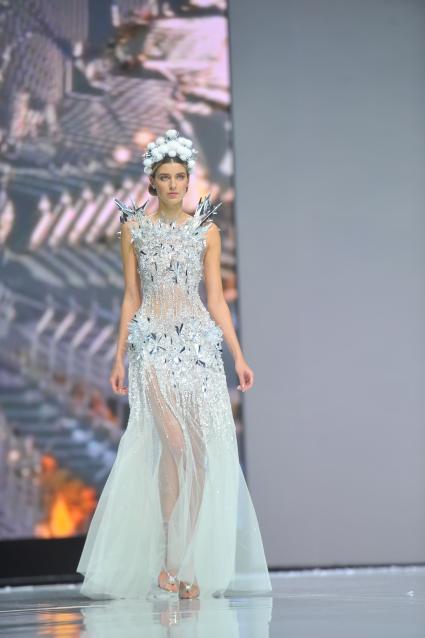 Гостиный двор. Неделя моды в Москве `Volvo Moscow Fashion Week`. Показ коллекции Valentin Yudashkin.