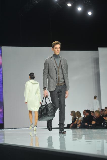 Гостиный двор. Неделя моды в Москве `Volvo Moscow Fashion Week`. Показ коллекции Valentin Yudashkin.