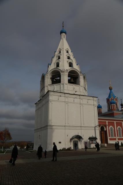 Коломна. Успенская шатровая звонница.