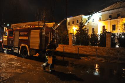 Во время тушения пожара в здании Государственного института театрального искусства (ГИТИС). На снимке: пожарная машина.