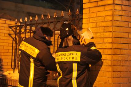 Во время тушения пожара в здании Государственного института театрального искусства (ГИТИС). На снимке: сотрудники пожарной охраны МЧС России.