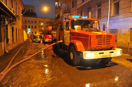 Во время тушения пожара в здании Государственного института театрального искусства (ГИТИС). На снимке: пожарная машина.