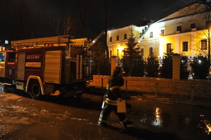 Во время тушения пожара в здании Государственного института театрального искусства (ГИТИС). На снимке: пожарная машина.