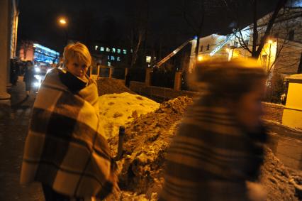 Во время тушения пожара в здании Государственного института театрального искусства (ГИТИС). На снимке: студентки ГИТИСа