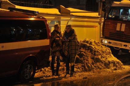 Во время тушения пожара в здании Государственного института театрального искусства (ГИТИС). На снимке: студентки ГИТИСа.