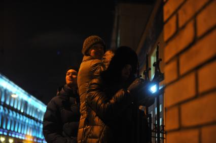 Во время тушения пожара в здании Государственного института театрального искусства (ГИТИС). На снимке: люди наблюдают за работой пожарных из-за забора ГИТИСа.