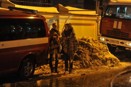 Во время тушения пожара в здании Государственного института театрального искусства (ГИТИС). На снимке: студентки ГИТИСа и пожарные.