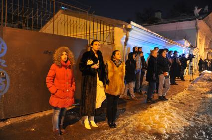 Во время тушения пожара в здании Государственного института театрального искусства (ГИТИС). На снимке: люди наблюдают за работой пожарных.