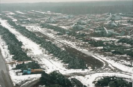 Кладбище зараженной техники в зоне отчуждения на Чернобыльской АЭС после аварии.