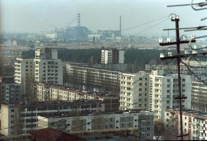 Последствия Чернобыльской АЭС. На снимке: вид на атомную станцию из города Припять.