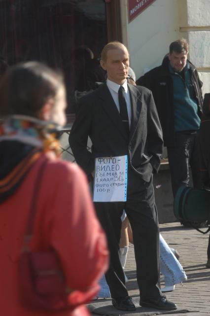 Улица Арбат. На снимке: кукла `Владимир Путин`.