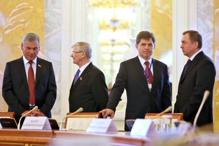 (слева направо) Председатель палаты представителей Национального собрания Республики Беларусь Владимир Андрейченко, председатель Совета Республики Национального собрания Беларуси Анатолий Рубинов, первый заместитель министра иностранных дел Беларуси Игорь Петришенко и министр иностранных дел Республики Беларусь Владимир Макей перед заседанием Высшего государственного совета (ВГС) Союзного государства Белоруссии и России.