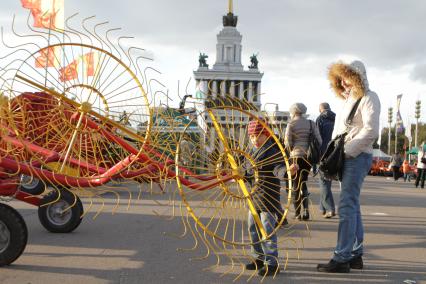 ВВЦ. 14-я Российская агропромышленная выставка `Золотая осень - 2012`. Смотр сельскохозяйственной техники и оборудования.