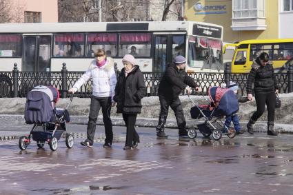 Пешеходы с детскими колясками.