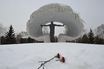 Митинское кладбище. На снимке: мемориал жертвам аварии на Чернобыльской АЭС .