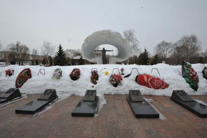 Митинское кладбище. На снимке: мемориал жертвам аварии на Чернобыльской АЭС .