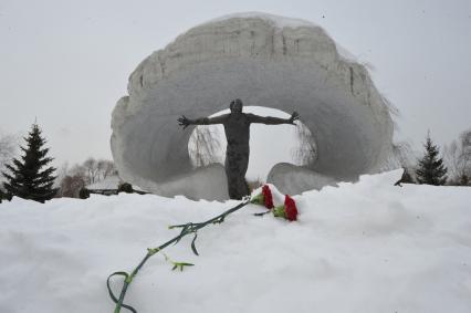 Митинское кладбище. На снимке: мемориал жертвам аварии на Чернобыльской АЭС .