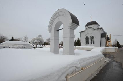 Митинское кладбище. На снимке: мемориал жертвам аварии на Чернобыльской АЭС . Часовня.