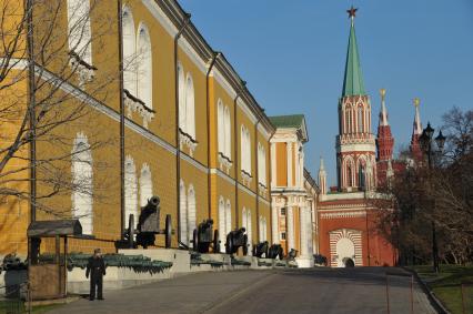 Московский Кремль. На снимке: старинные артиллерийские орудия.