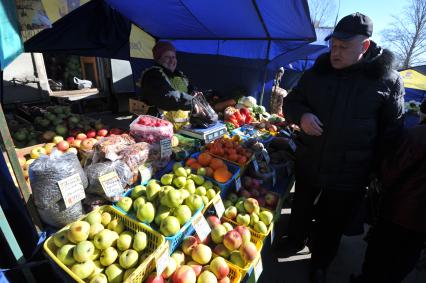 Рынок выходного дня на улице Маршала Тухачевского. На снимке: продажа овощей и фруктов.