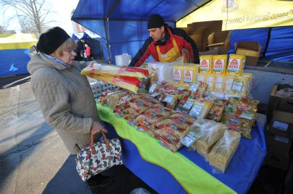 Рынок выходного дня на улице Маршала Тухачевского. На снимке: продажа макаронных изделий.