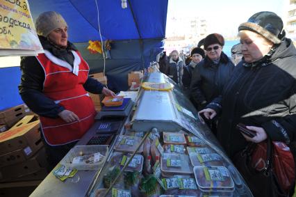 Рынок выходного дня на улице Маршала Тухачевского. На снимке: продажа мяса.