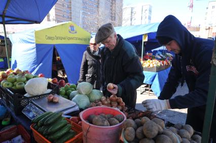 Рынок выходного дня на улице Маршала Тухачевского. На снимке: продажа овощей и фруктов.