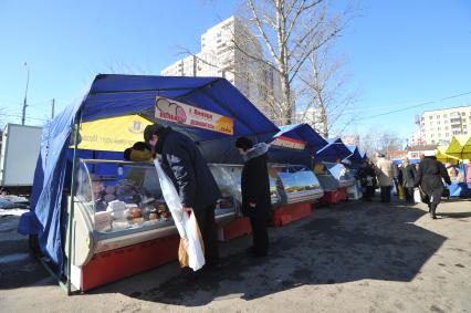 Рынок выходного дня на улице Маршала Тухачевского. На снимке: продажа колбас из Липецка.